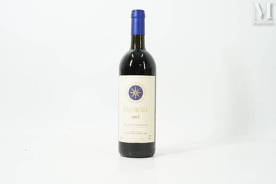 une bouteille de vin posée sur une table