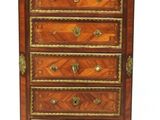 une vieille commode en bois ornée de garnitures dorées