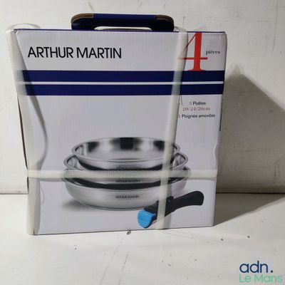 une boîte avec un couvercle, posée sur une table, munie d'une poignée