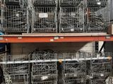 de nombreuses cages sur les rayons d'un magasin qui en propose beaucoup