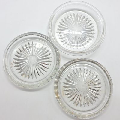 trois plats en verre transparent posés sur une table blanche