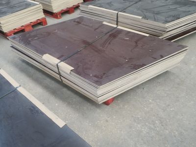 de nombreuses piles de tôles métalliques sur une palette