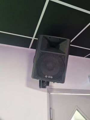 une enceinte suspendue au plafond dans une pièce
