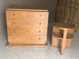 une petite table et une commode dans une pièce