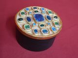 une image représentant une boîte décorative ornée de pierres bleues et vertes