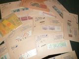 une pile d'enveloppes affranchies posée sur une table