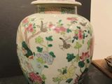 un vase posé sur une table, muni d'un couvercle