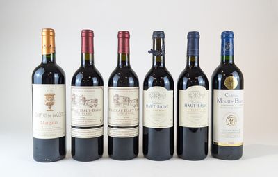 six bouteilles de vin sont alignées sur une surface blanche