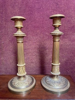 deux bougies posées sur une table en bois