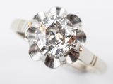 une image d'une bague en diamant sur fond blanc