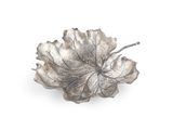 broche en feuille d'argent sur fond blanc avec un espace réservé au texte