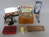plusieurs objets posés ensemble sur une table