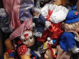une boîte en carton remplie de poupées et de peluches