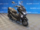une photo d'un scooter garé sur un sol à damier
