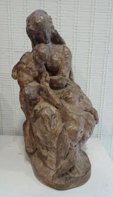 une statue représentant une femme assise sur un rocher
