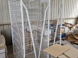 une grande cage métallique contenant tout un tas de cartons