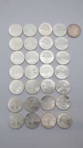29 pièces de monnaie en argent à valeur faciale de 100 francs. Po...
