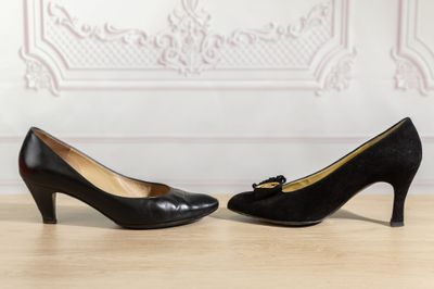une paire de chaussures noires à talons hauts posée sur une table en bois