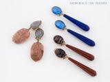 trois paires de boucles d'oreilles ornées de pierres bleues, rouges et marron