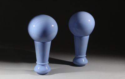 deux vases bleus posés l'un à côté de l'autre sur une table