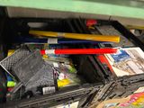 un bac rempli d'articles divers dans un magasin