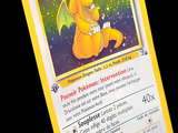 une carte Pokémon jaune sur laquelle figure un dragon