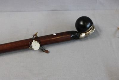 Grande canne ou bourdon de pèlerin en frène, pommeau représe…