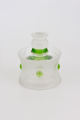 récipient en verre transparent muni d'un couvercle vert, posé sur une surface blanche