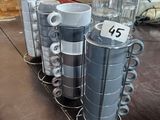 de nombreuses tasses et mugs posés sur une table