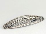 barrette plaquée argent ornée de feuilles et de fleurs sur fond blanc
