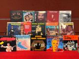 beaucoup de livres de musique sur une table rouge