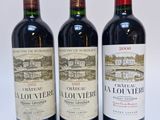 trois bouteilles de vin rouge posées côte à côte sur une table