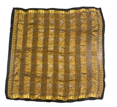 une écharpe jaune et noire avec un motif