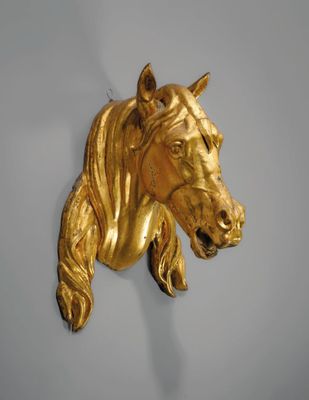 une tête de cheval en or accrochée au mur