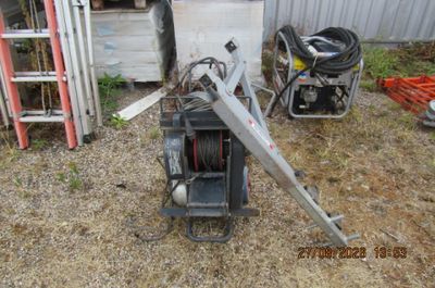 une petite machine qui se trouve dans l'herbe