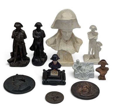 toutes sortes de figurines posées sur la table