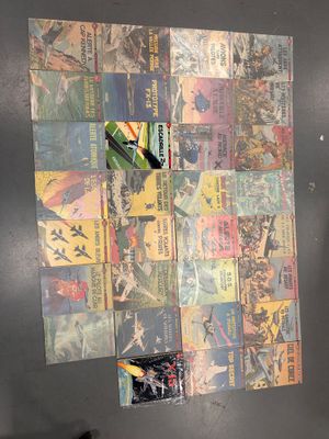 une photo d'un réfrigérateur sur lequel sont posées tout un tas de bandes dessinées
