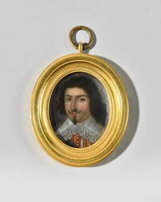 une photo d'un portrait miniature représentant un homme, dans un cadre doré