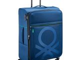 une image représentant un bagage orné d'un motif bleu