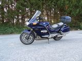 une moto garée sur le parking