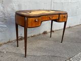 une petite table en bois avec deux tiroirs