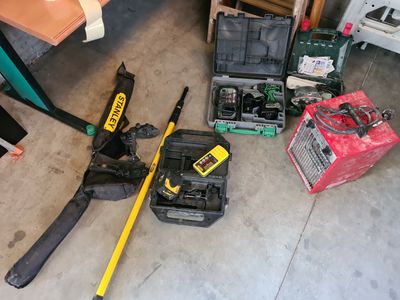 de nombreux outils qui traînent par terre dans le garage