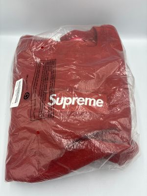 T-shirt rouge Supreme avec un logo Supreme blanc