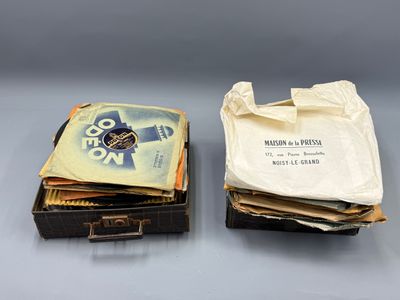 un vieux livre et un sac rempli de livres posés sur une table