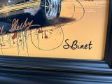 une photo d'un tableau représentant une voiture accroché au mur