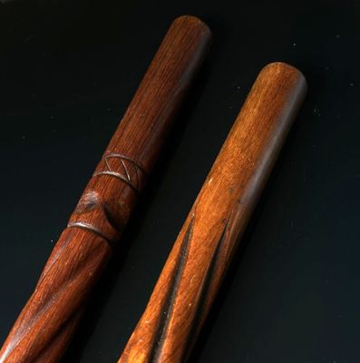 Deux cannes bâton, en bois sculpté de cannelures torsadées