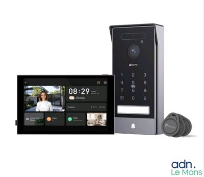 un gros plan sur un téléphone portable et un interphone vidéo