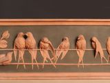 une photo d'une photo représentant un groupe d'oiseaux sur un fil