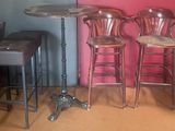 trois chaises et une table dans le coin d'une pièce
