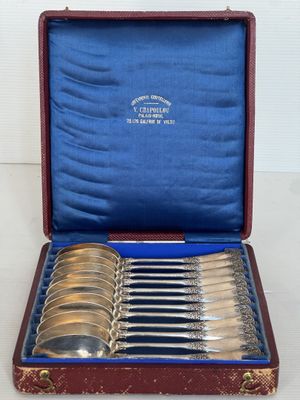 six couverts dans un coffret posé sur une table